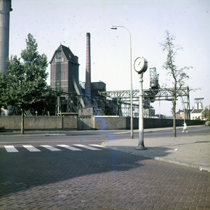 859616 Gezicht op een deel van het complex van de gemeentelijke gasfabriek aan de Blauwkapelseweg te Utrecht.